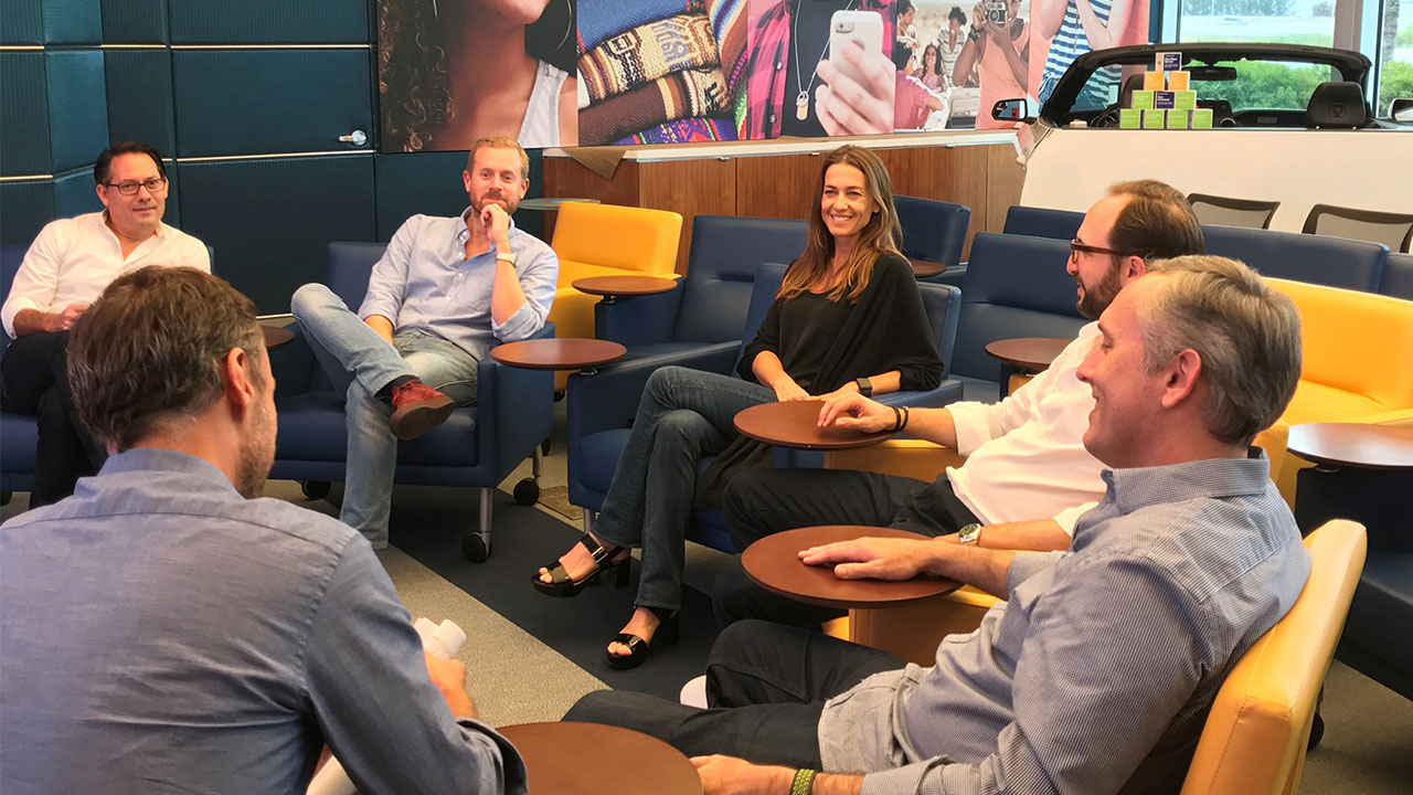 Grupo de personas conversando